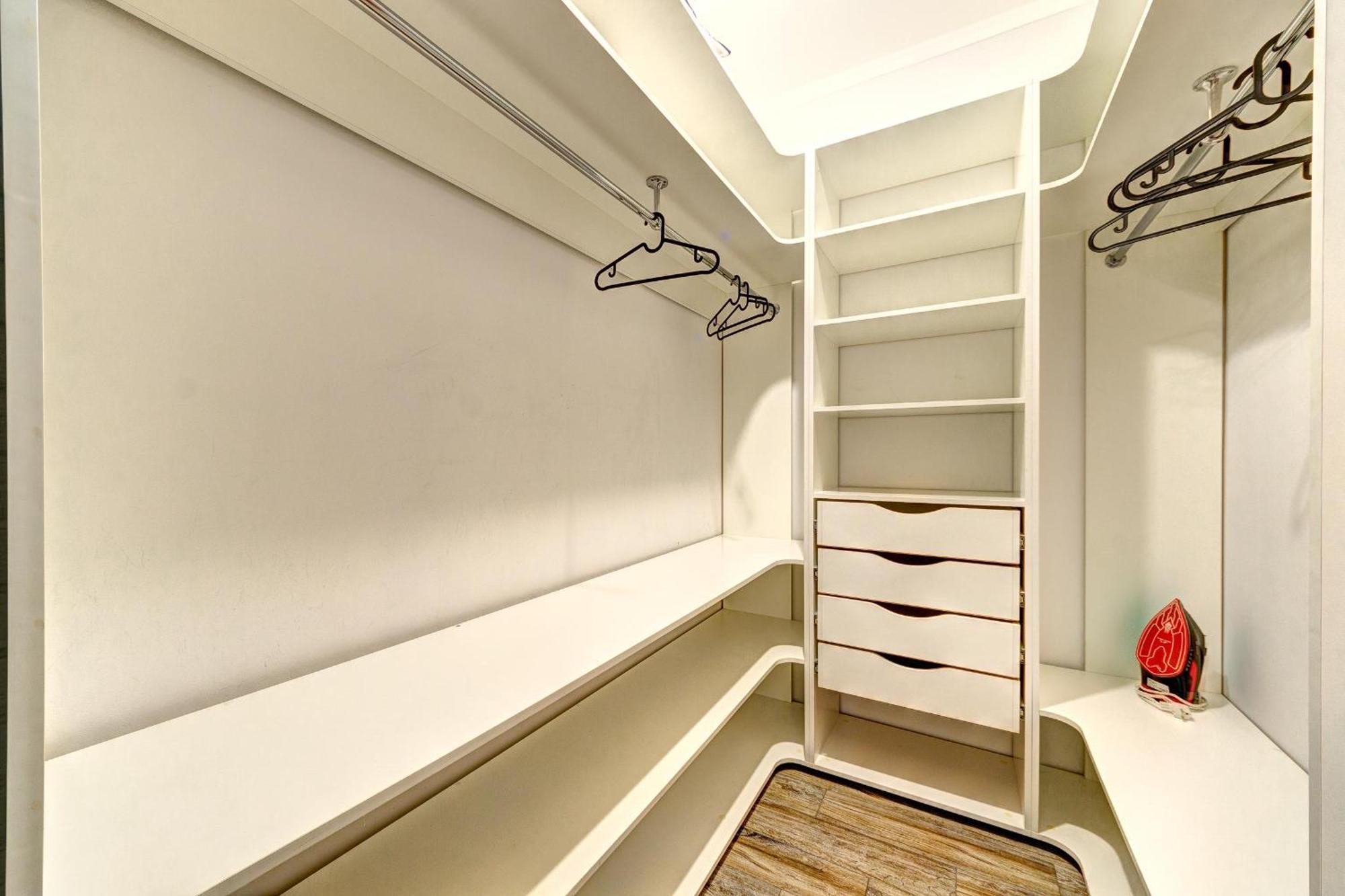 Apartment Voskresenska 18 , Парковые Озера Kiev Bilik gambar