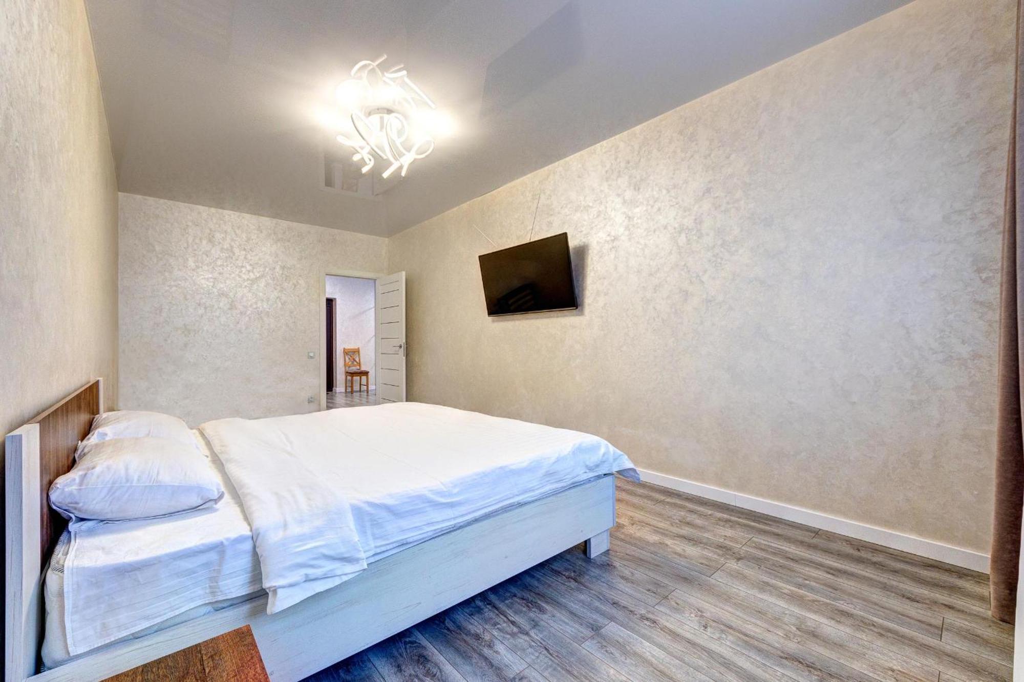 Apartment Voskresenska 18 , Парковые Озера Kiev Bilik gambar